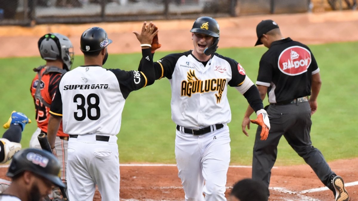 E125a2d - Parrish y Joyce conducen a las Aguilas sobre los Toros