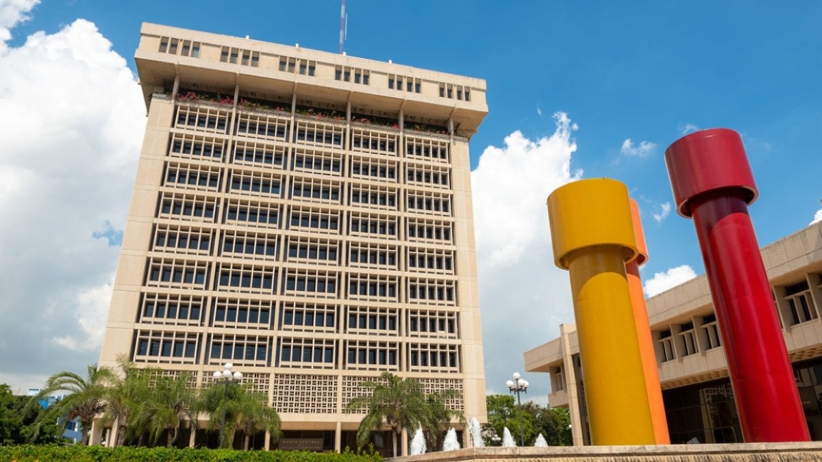 E8e762 - La decisión de la Reserva Federal sobre tasas se lee a medias