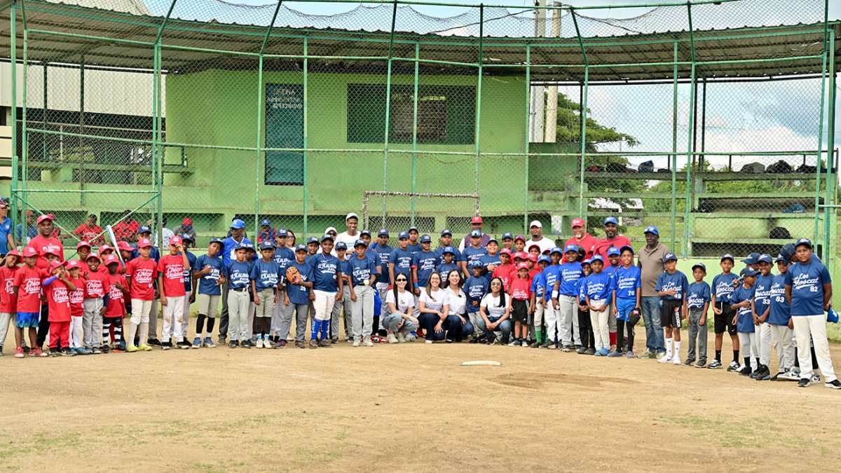 C4794315 - EGEPC entrega útiles a 500 niños