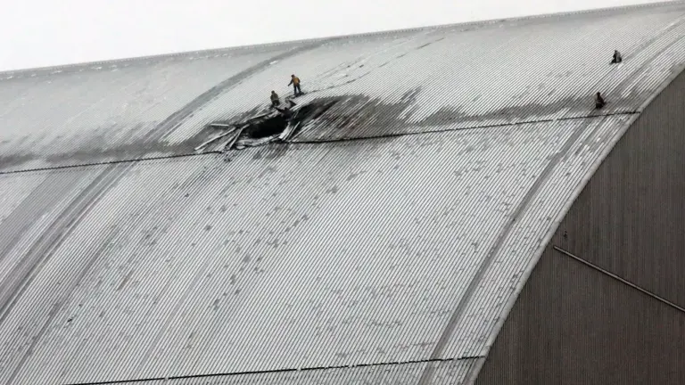 contener la radiación - Rusia daña la cúpula protectora que envuelve Chernóbil y ya