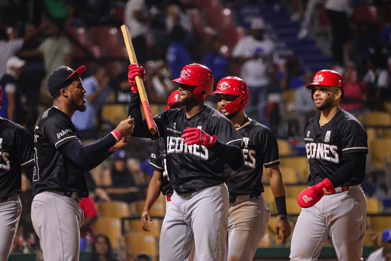 Alexander Canario 2 - Canario dispara dos jonrones y Leones aplastan 15-1 al Licey en el Quisqueya