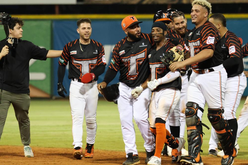 IMG 0723 1 - Toros dejan tendidas a las Estrellas y conquistan la Serie de la Caña